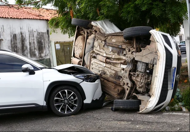 Motorista fica ferido após carro tombar no Centro de Teresina