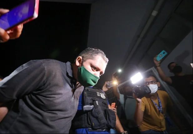 Jornalista João Paulo chega na sede do DHPP