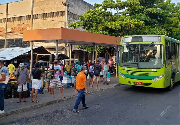 Motoristas cruzam os braços e 100% dos ônibus deixam de rodar