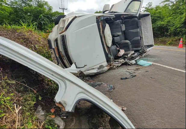Motorista fica preso às ferragens em colisão entre S10 e carreta