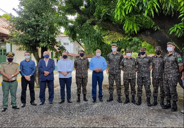 Prefeito Dr. Pessoa visita 25º BC em Teresina