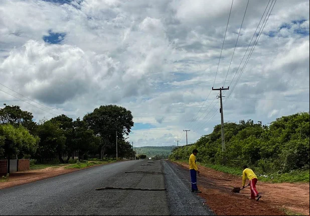 Prefeito e comitiva vistoriam obras em andamento no Município