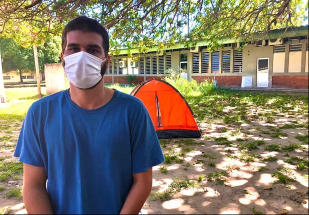 Estudante acampa na UFPI pedindo retorno das aulas práticas