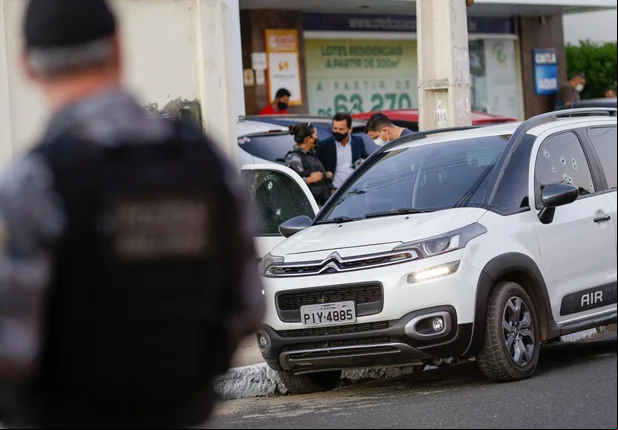 Homem é assassinado a tiros dentro de carro na zona leste