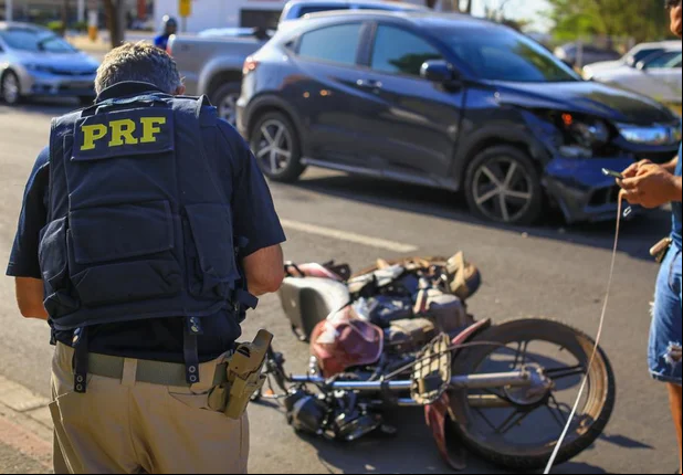Mulher fica ferida em colisão entre carro e moto na João XXIII