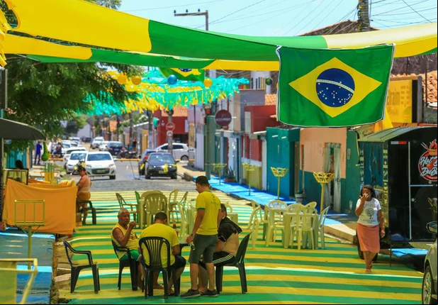 Moradores do Dirceu enfeitam rua para a estreia da seleção brasileira