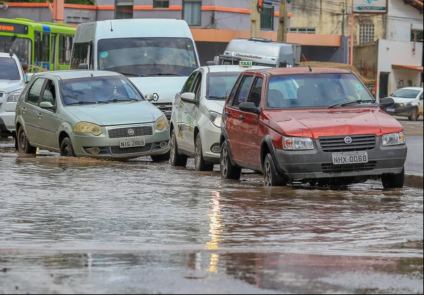Buracos na Avenida dos Expedicionários causam transtornos