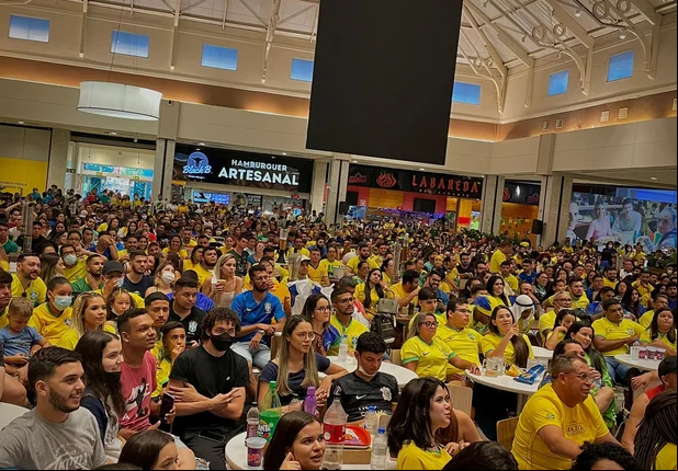 Torcedores assistem ao jogo do Brasil no Teresina Shopping