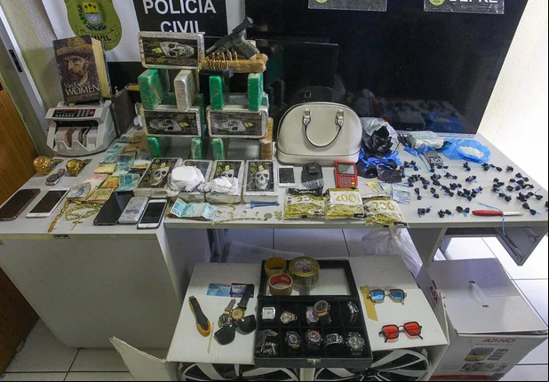 DEPRE apreende droga avaliada em R$ 1,4 milhão e prende 5 pessoas