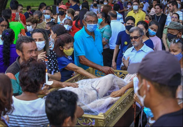 Fiéis participam da Procissão do Senhor Morto em Teresina