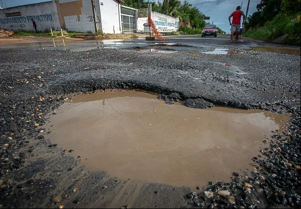 Buracos tomam conta de rua próximo a Estácio Ceut em Teresina