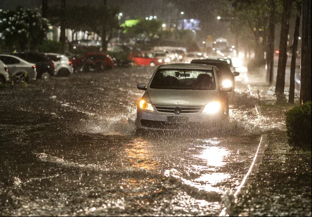 Forte chuva deixa ruas alagadas e causa transtornos em Teresina