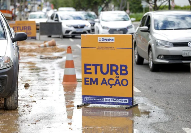 Obra de drenagem na Avenida Dom Severino
