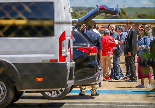 Lula desembarca em Teresina para participar de evento