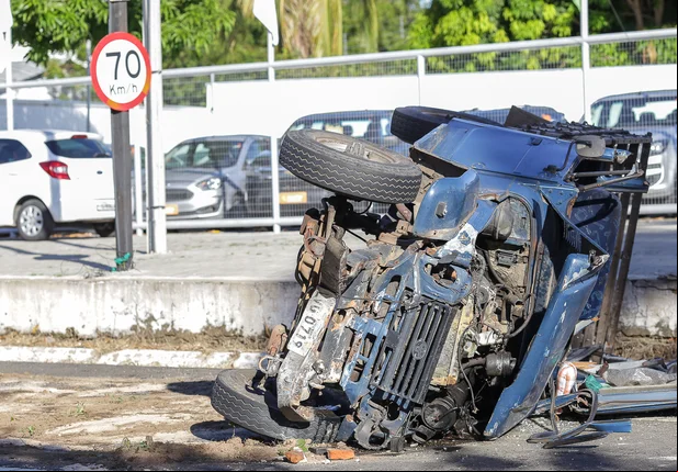 Motorista fica preso às ferragens após capotar caminhonete em Teresina