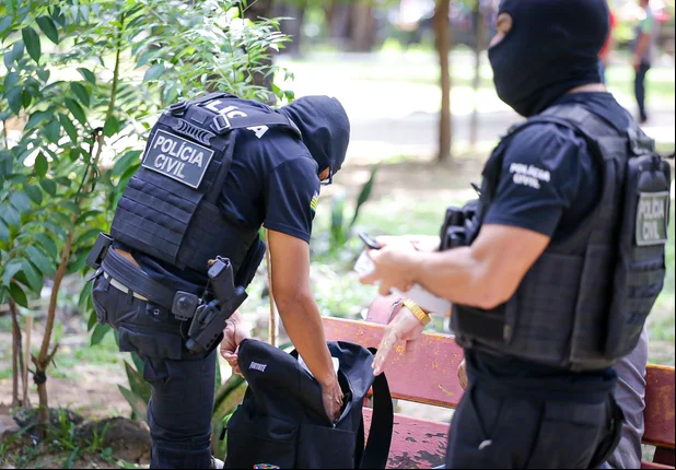 Polícia apreende mais de 100 celulares na Praça da Bandeira