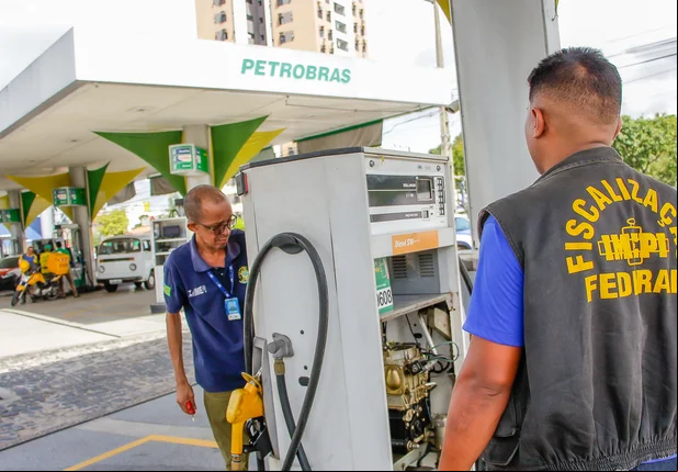 Procon e Polícia Civil fiscalizam postos de combustíveis