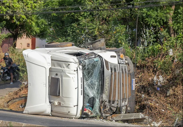 Motorista perde controle da direção e tomba Scania na BR 343