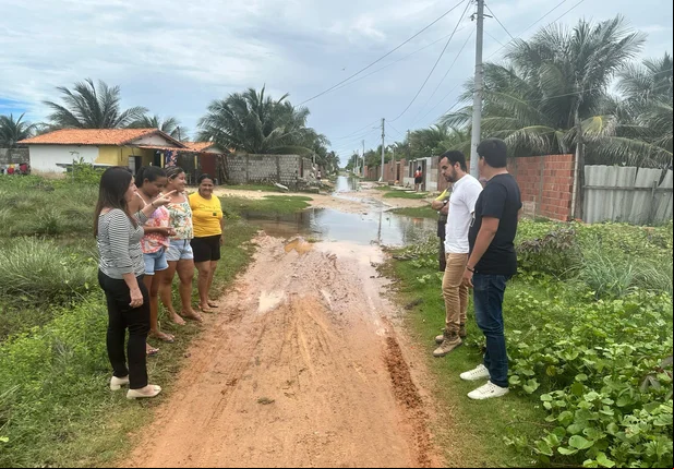 Prefeita de Luís Correia Maninha Fontenele se reúne com a Defesa Civil