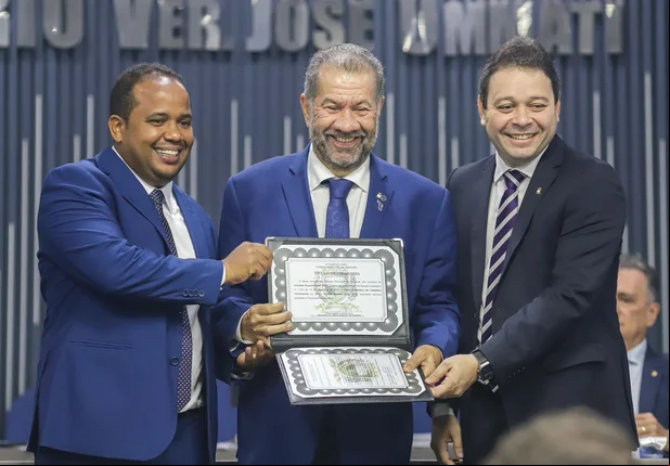 Ministro Carlos Lupi recebe título de cidadão teresinense na Câmara