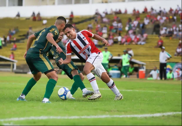 Partida entre River e Altos no estádio Albertão em Teresina