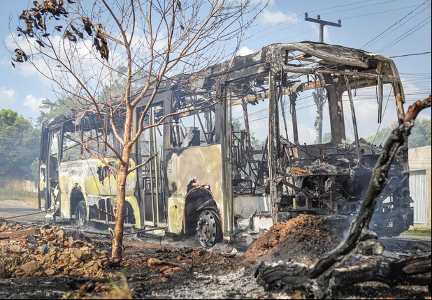 Ônibus fica destruído após pegar fogo no bairro Pedra Mole