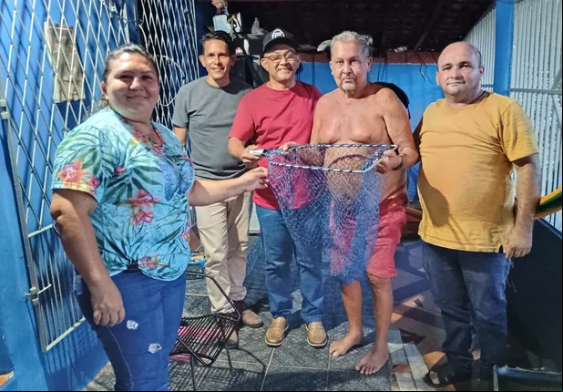 Prefeito Abdoral Melo entrega armadilhas de peixes para piscicultores