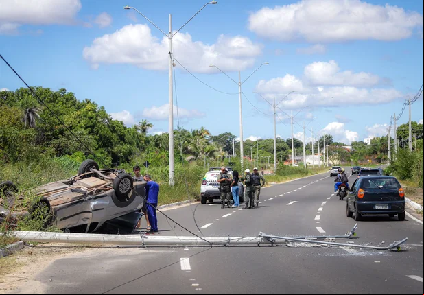 Estudante capota veículo e derruba poste na zona leste de Teresina