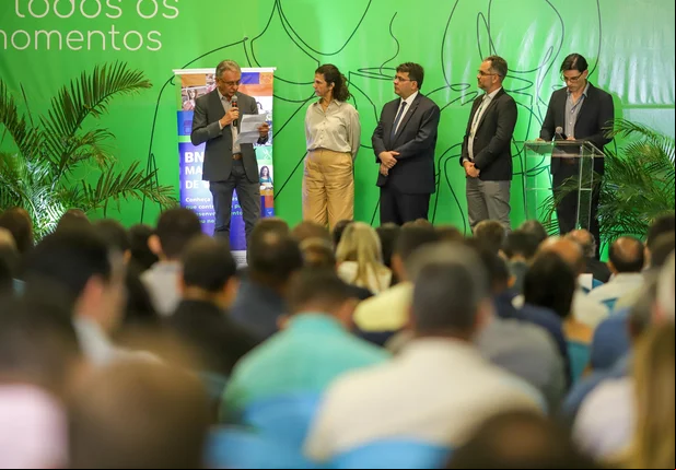 Rafael Fonteles participa de evento do BNDES e pede menos burocracia