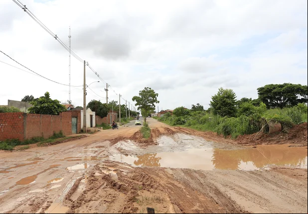Moradores dividem espaço com lama após chuvas no Mário Covas