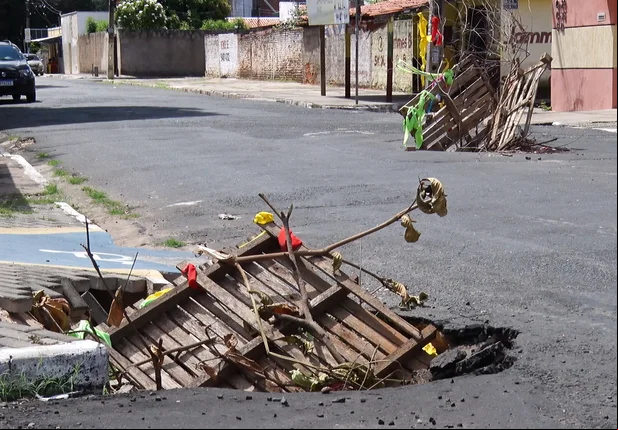Buraco causa transtornos aos moradores do bairro Mocambinho