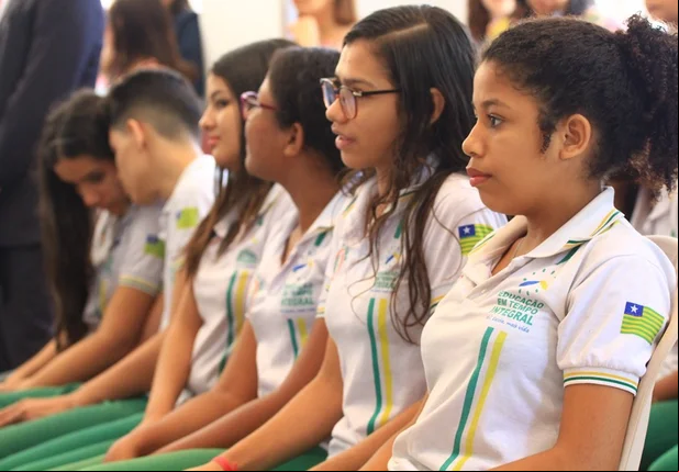 Programa Pé-de-Meia: alunos de baixa renda poderão receber R$ 2 mil por ano