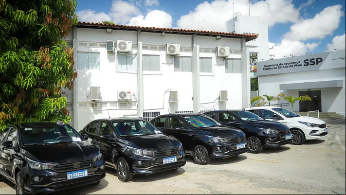 Chico Lucas entrega nove viaturas para as forças de segurança